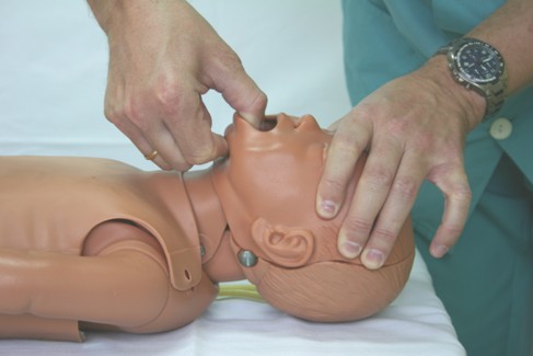 Se realiza traccionando el mentón y fijando la cabeza colocando la mano en la frente, sin realizar extensión cervical